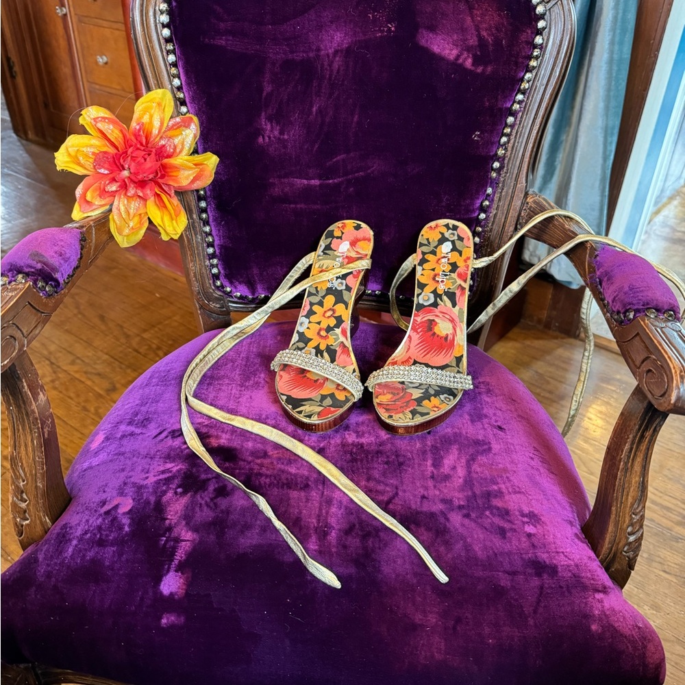 Beautiful floral and gold wood platforms